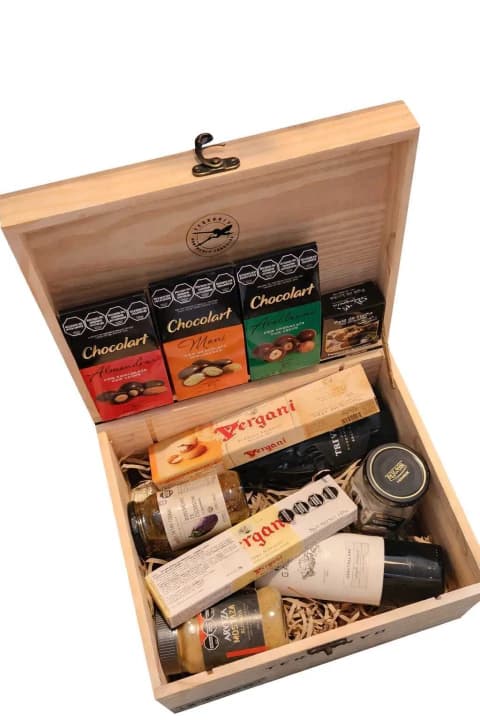 Caja regalo gourmet Trivento, con chocolates y productos premium