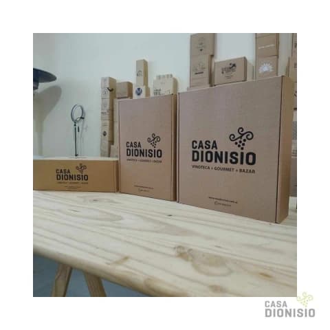 Caja de Cartón con Logo de Casa Dionisio para 3 botellas