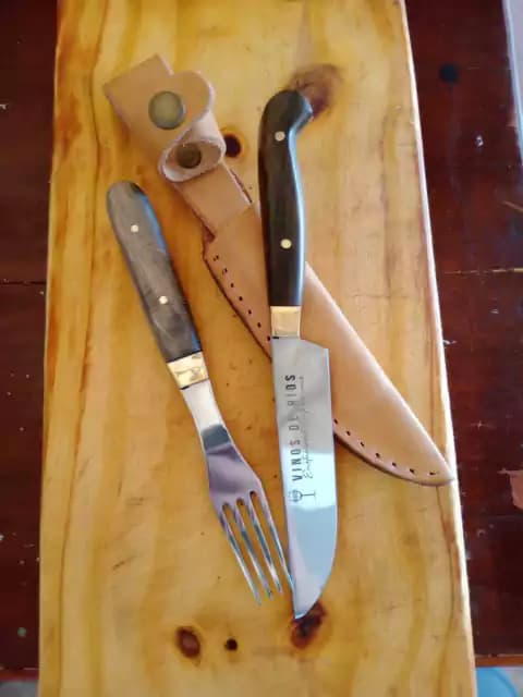 Juego cuchillo y tenedor con funda de cuero